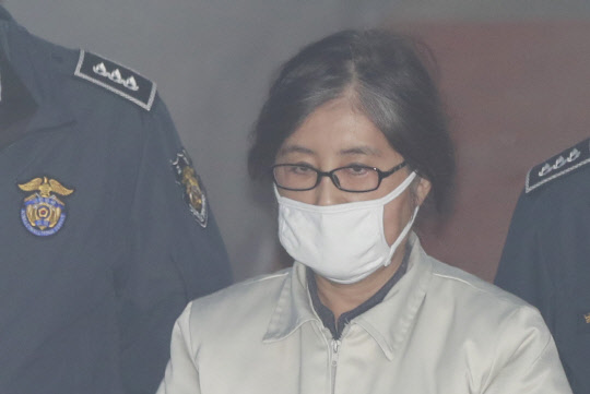 국정농단 사태의 주범인 '비선실세' 최순실씨가 17일 오후 서울 서초구 서울중앙지법에서 열린 속행 공판에 출석하기 위해 호송차에서 내려 법정으로 향하고 있다. (사진=연합)